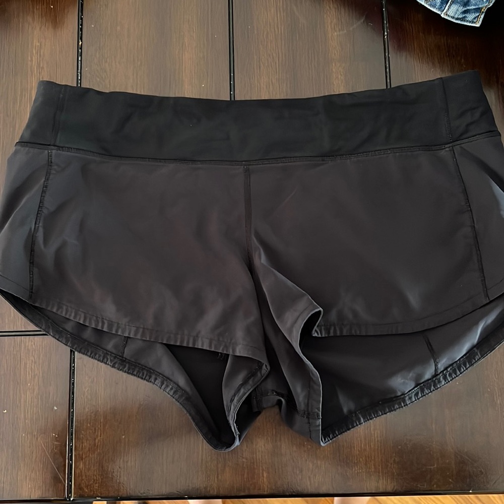 Lululemon Speed Up 2.5” shorts. Size 10. Great condition